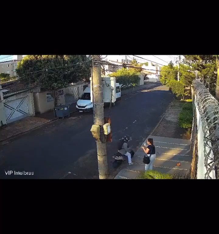 Mujer es atacada en la calle, el conductor pone marcha atrás y atropella al ladrón