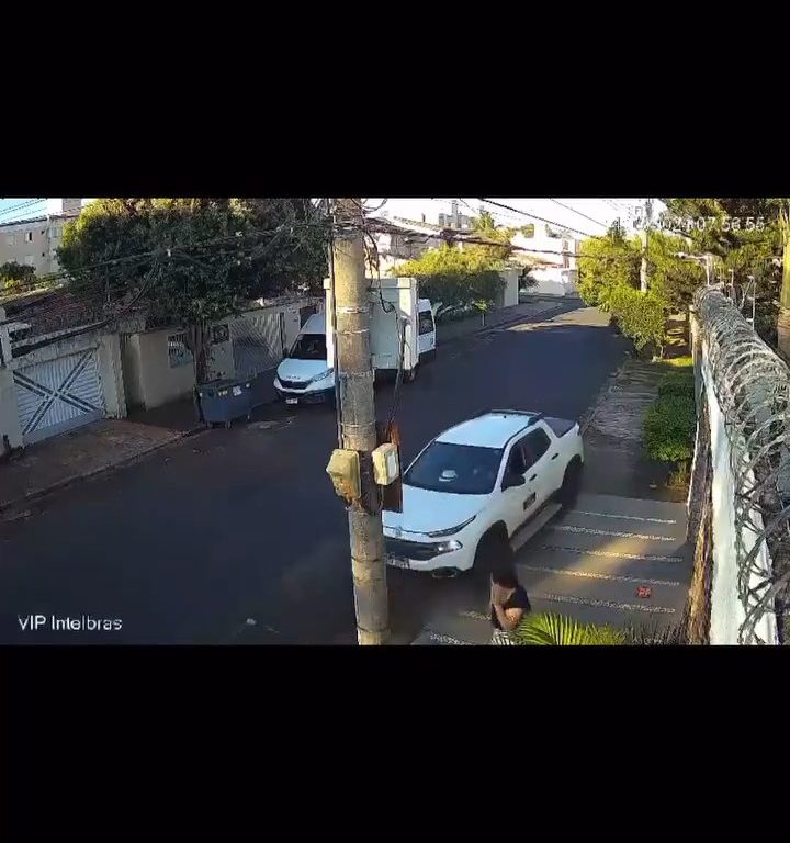 Frau wird auf der Straße angegriffen, Fahrer legt den Rückwärtsgang ein und überfährt Räuber