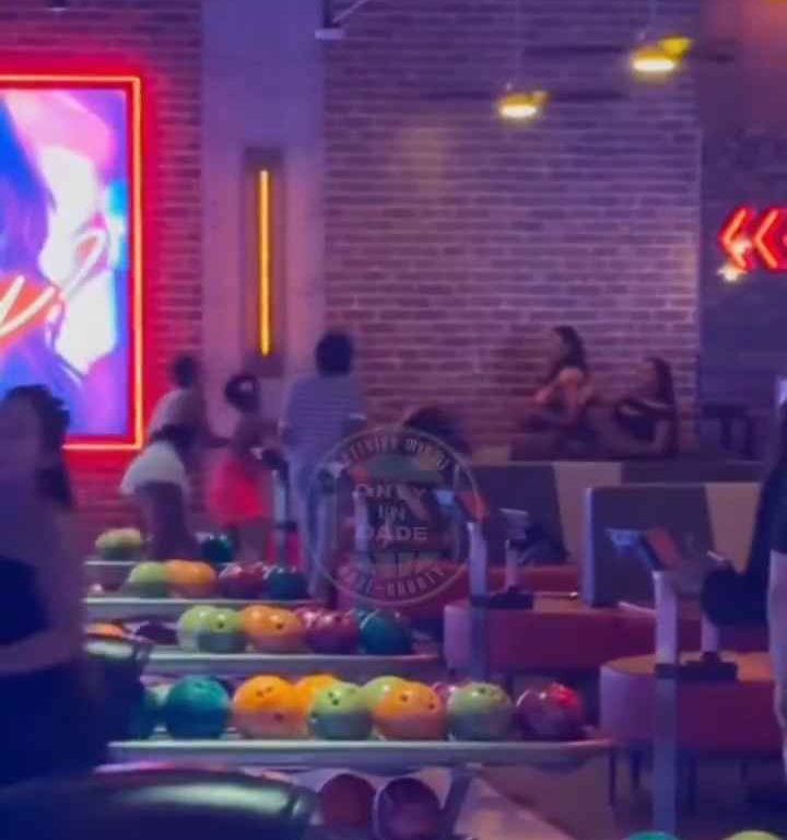 Rissa al bowling, donna colpita in testa con una palla video