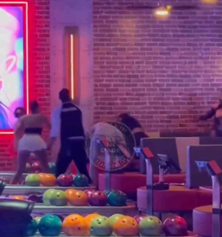 Rissa al bowling, donna colpita in testa con una palla video
