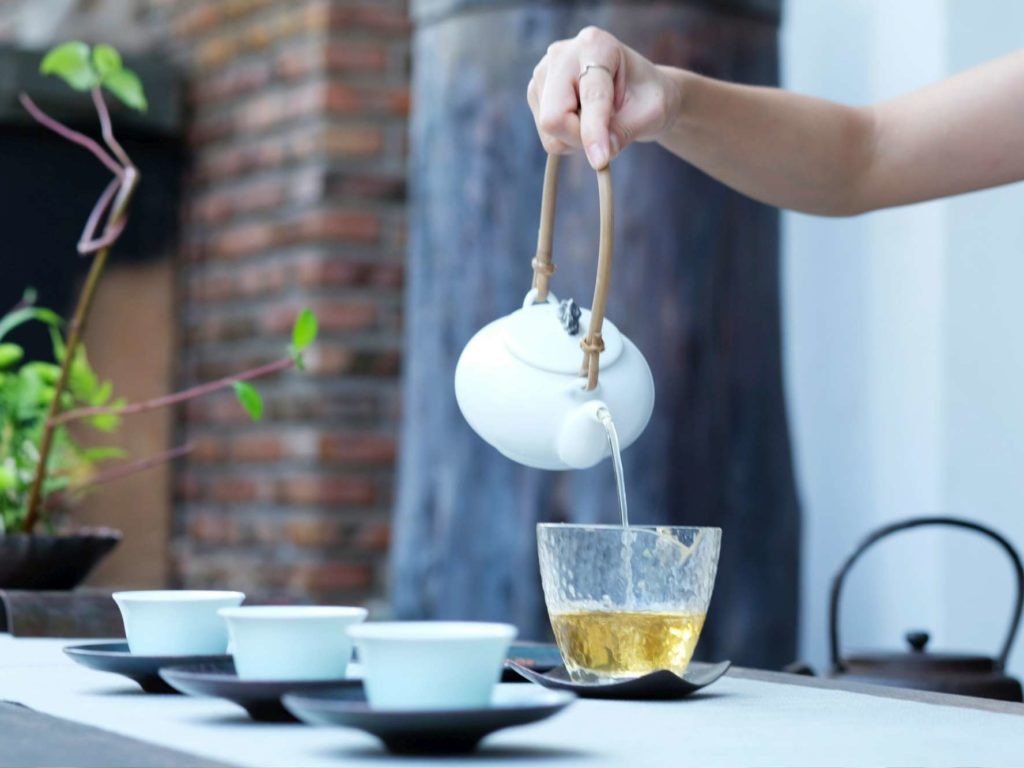 Studio scientifico rivela che il tè caldo uccide il Covid: ecco qual è il migliore