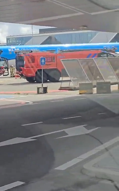 Un uomo triturato nel motore di un aereo Klm: scena horror, caos all'aeroporto