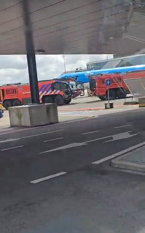 Un uomo triturato nel motore di un aereo Klm: scena horror, caos all'aeroporto