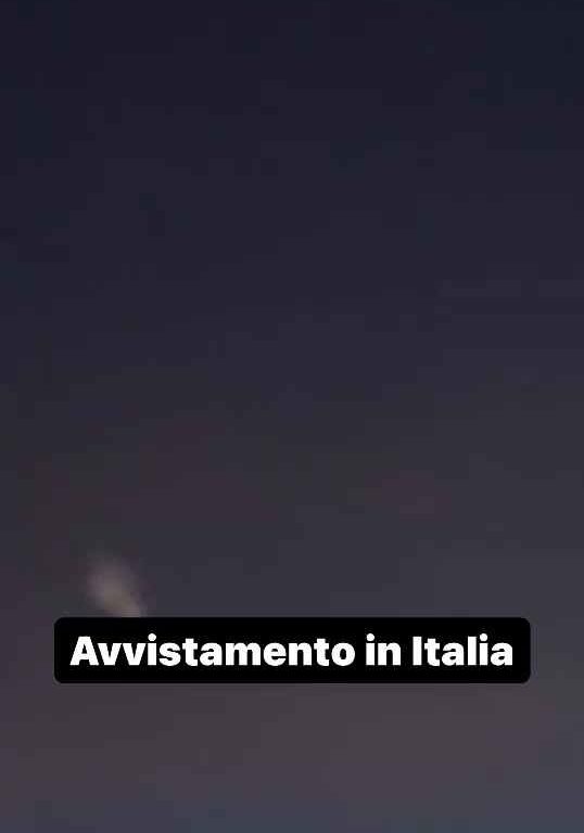 Alarma ovni en el cielo de Italia: extraña luz en el cielo en videos sociales