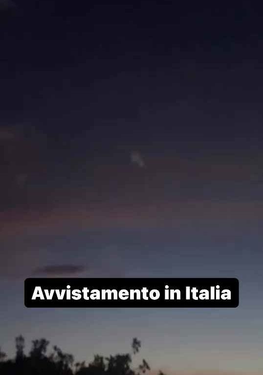 Alarma ovni en el cielo de Italia: extraña luz en el cielo en videos sociales