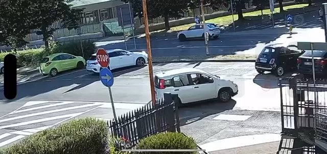 Cruza la calle y es atropellado por autos: impactante video