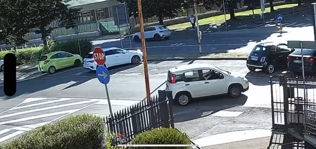 Cruza la calle y es atropellado por autos: impactante video