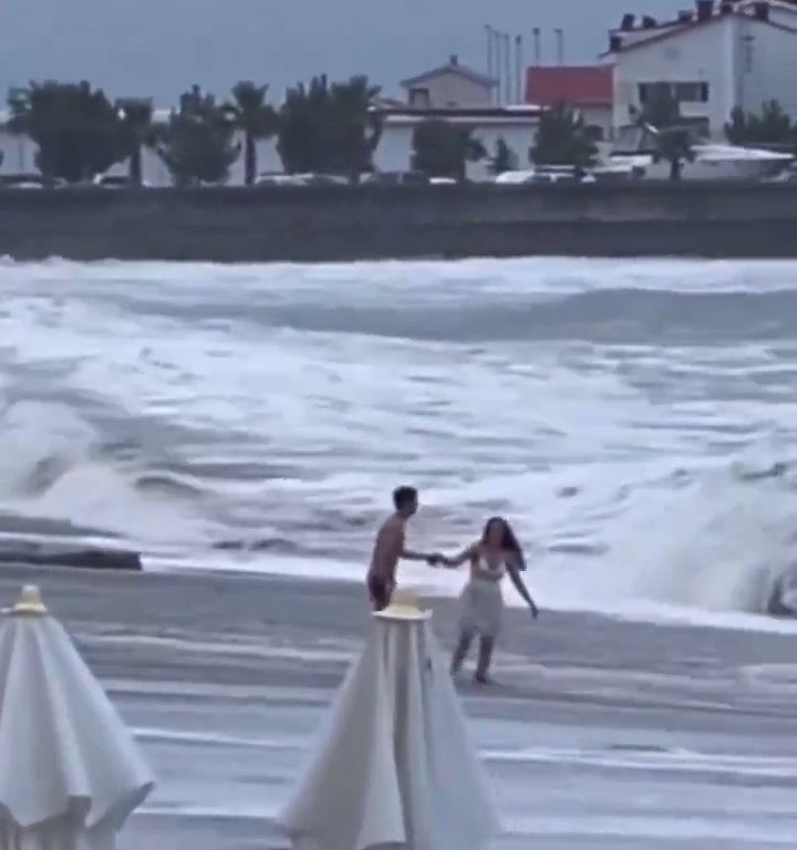 Sie küsst ihren Freund am Strand, eine Freak-Welle bringt sie um: virales Video
