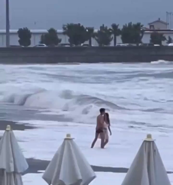 Sie küsst ihren Freund am Strand, eine Freak-Welle bringt sie um: virales Video