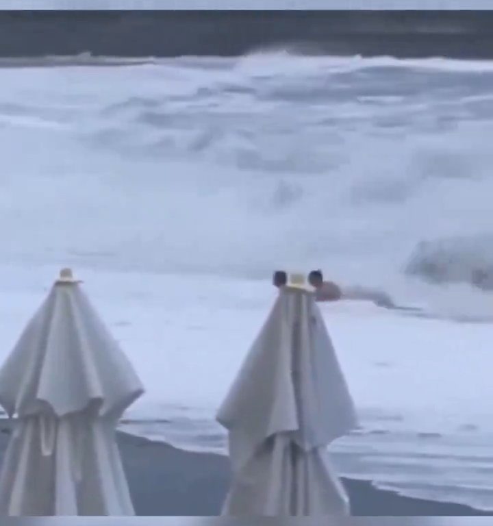 Besa a su novio en la playa, una ola monstruosa la mata: video viral