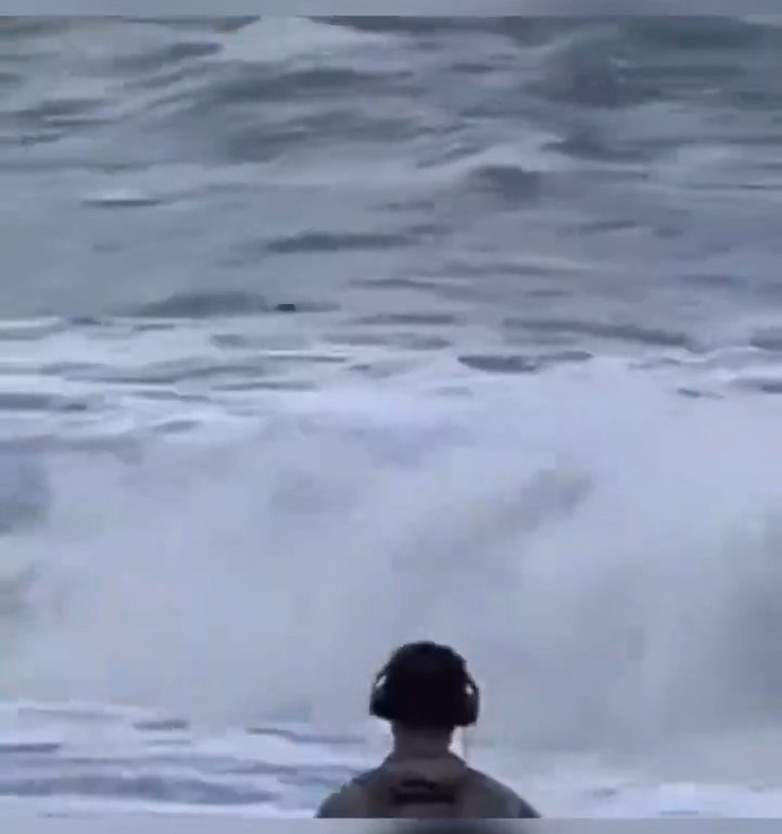 Besa a su novio en la playa, una ola monstruosa la mata: video viral