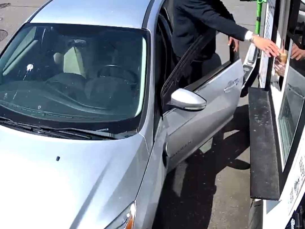 Camarera en bikini atacada por un cliente, le destroza el coche con un martillo: vídeo