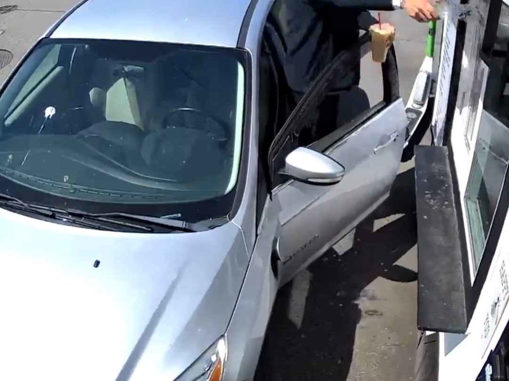 Bardame im Bikini wird von Kunde angegriffen, sie zerschmettert sein Auto mit einem Hammer: Video