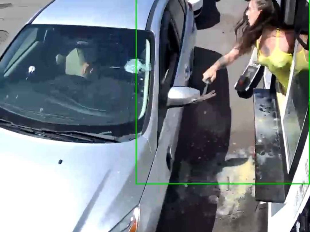 Camarera en bikini atacada por un cliente, le destroza el coche con un martillo: vídeo