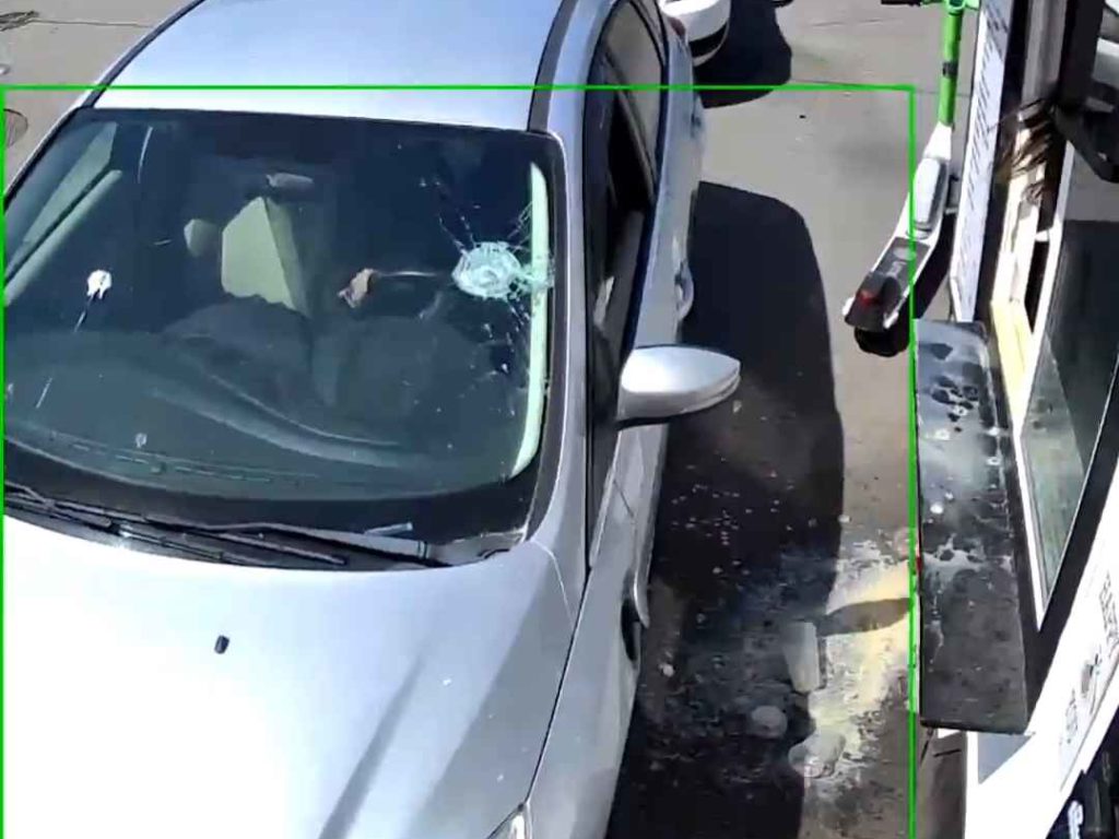 Bardame im Bikini wird von Kunde angegriffen, sie zerschmettert sein Auto mit einem Hammer: Video