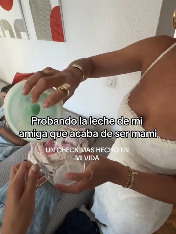 Sie trinkt die Muttermilch ihrer Freundin, um eine Laune zu befriedigen: online massakriert