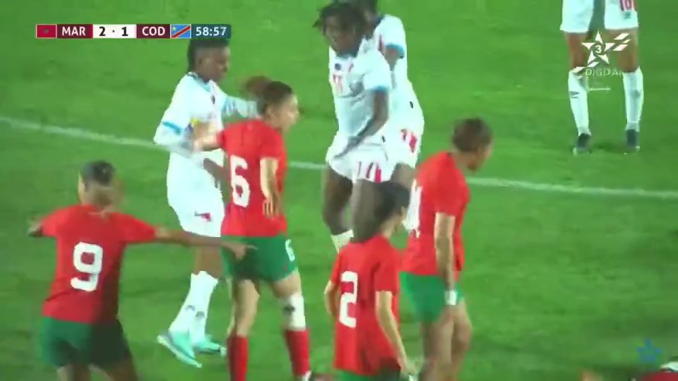 Un jugador de la selección del Congo noquea a un rival con un puñetazo en un partido amistoso