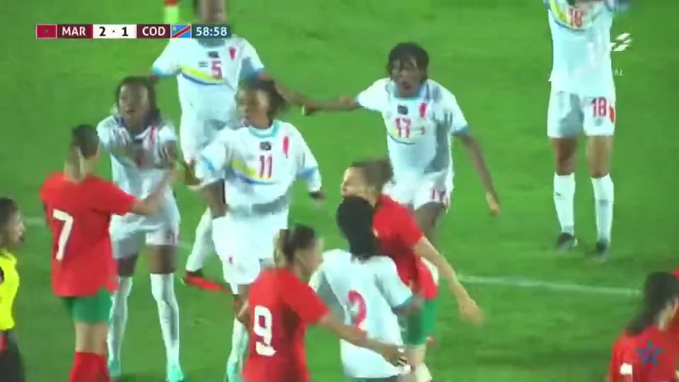 Ein Fußballspieler der kongolesischen Nationalmannschaft schlägt in einem Freundschaftsspiel einen Gegner mit einem Schlag nieder