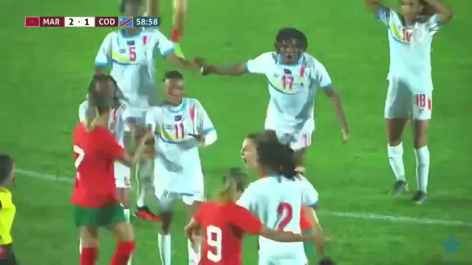 Un jugador de la selección del Congo noquea a un rival con un puñetazo en un partido amistoso