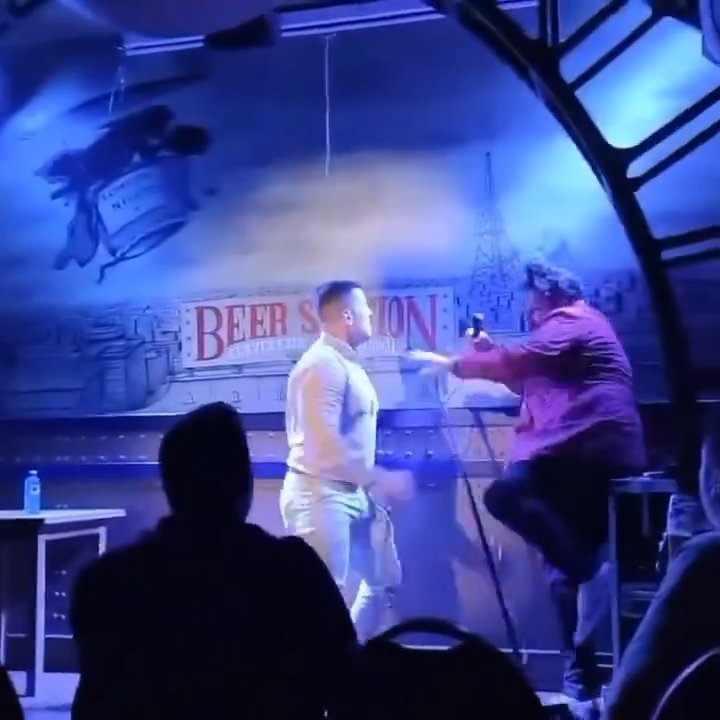 Comediante español hace broma sobre recién nacido, padre sube al escenario y lo golpea