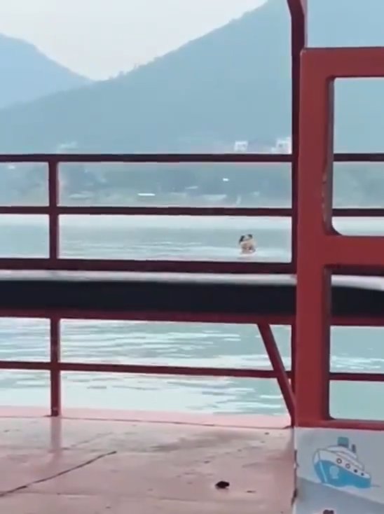 Paar liebt sich im Damm, wird aber von Touristen gefilmt. Das Video geht viral
