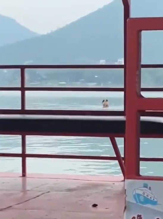 Paar liebt sich im Damm, wird aber von Touristen gefilmt. Das Video geht viral