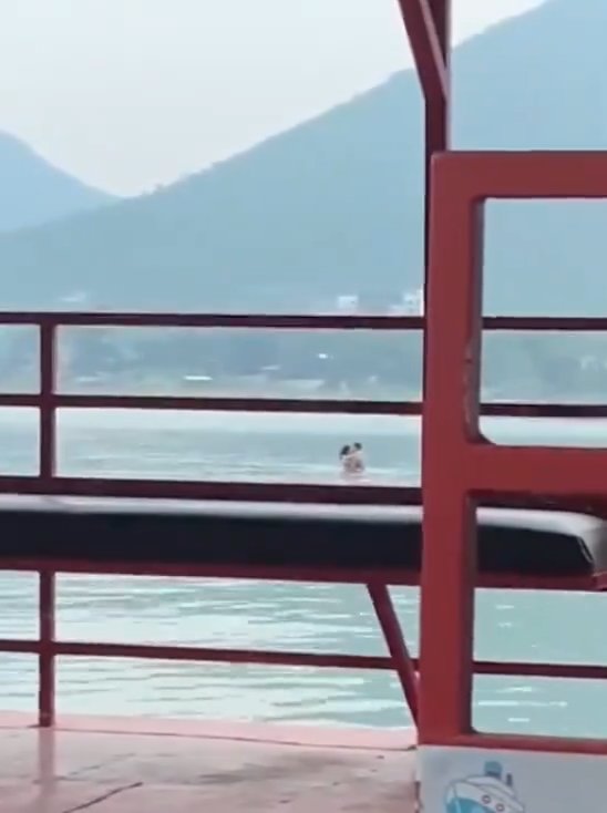 Pareja hace el amor en la presa pero es filmada por turistas video se vuelve viral