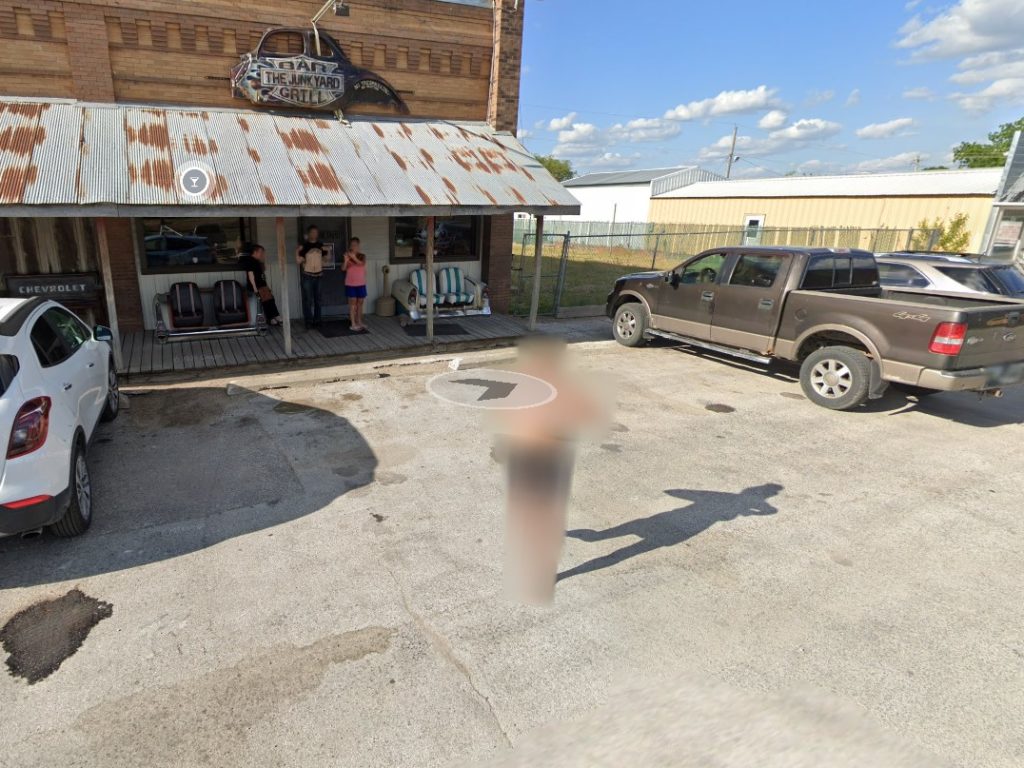 Donna "imbroglia" Google Maps e mostra tutto: bar diventa virale