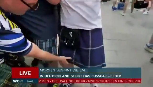 Euro 2024, un aficionado escocés se levanta la falda escocesa y muestra la "salchicha" en directo por televisión