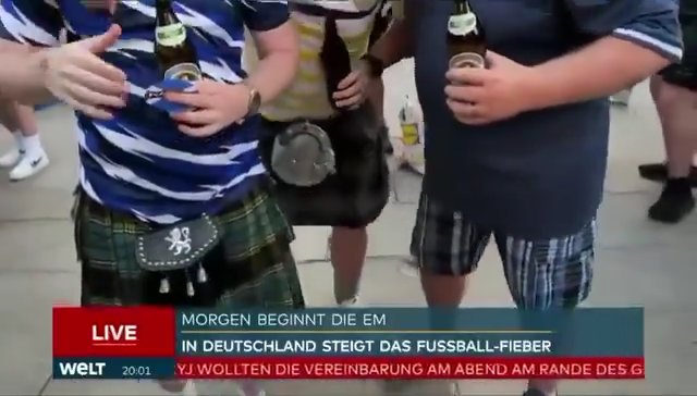 Euro 2024, un aficionado escocés se levanta la falda escocesa y muestra la "salchicha" en directo por televisión