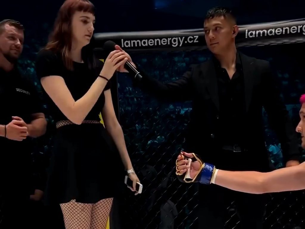 Kämpfer MMA verliert den Kampf und hält um die Hand ihrer Freundin an und demütigt ihn im Live-Fernsehen