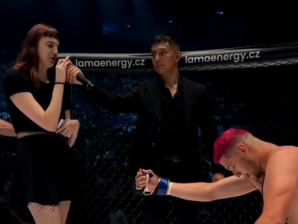 Kämpfer MMA verliert den Kampf und hält um die Hand ihrer Freundin an und demütigt ihn im Live-Fernsehen