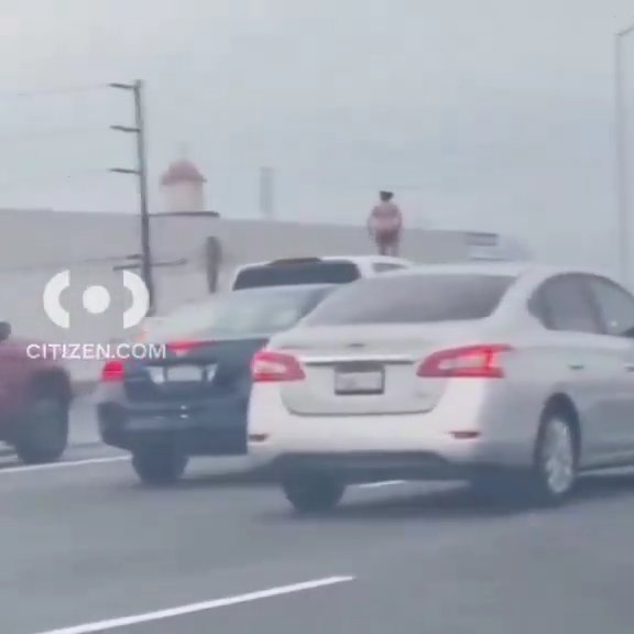 Perseguida por la policía, se sube al techo del coche y se desnuda: desnuda, pone el tráfico en picada