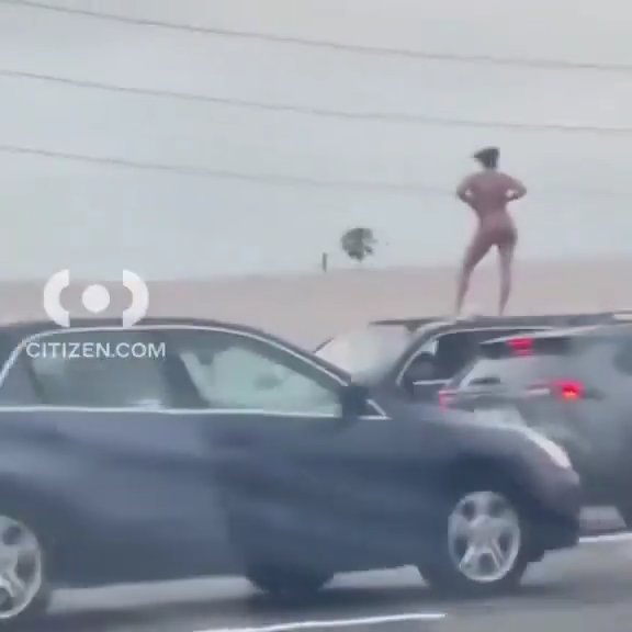 Von der Polizei verfolgt, klettert sie auf das Autodach und zieht sich aus: Nackt bringt sie den Verkehr ins Trudeln