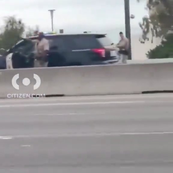 Inseguita dalla polizia sale sul tetto dell'auto e si spoglia nuda manda il traffico in tilt