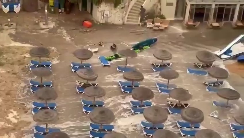 Meteotsunami auf Mallorca, das Meer dringt in Puerto Alcudia ein: virale Videos