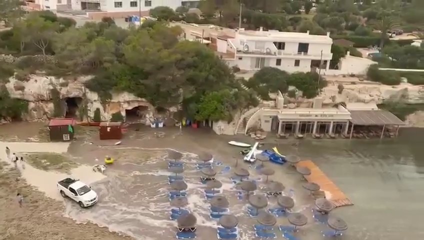 Meteotsunami auf Mallorca, das Meer dringt in Puerto Alcudia ein: virale Videos