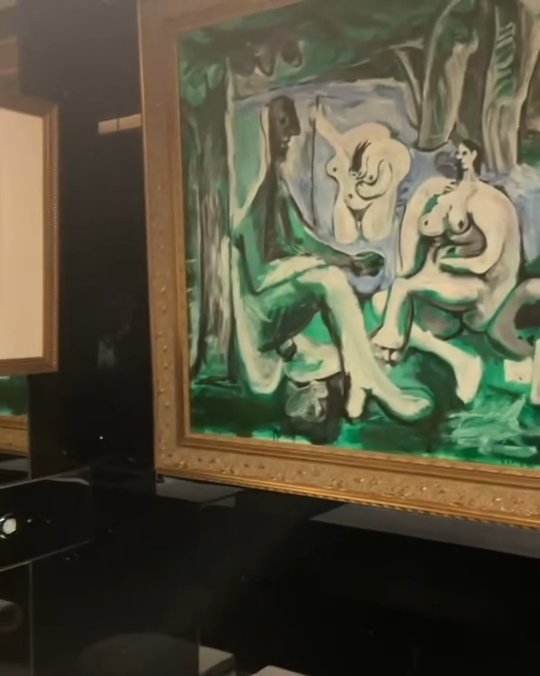 Exposición de Picasso solo para mujeres; el juez abre a todos los cuadros de los baños en señal de protesta
