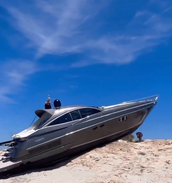 Außer Kontrolle geratenes Motorboot stürzt auf Formentera auf Strand, niemand verletzt