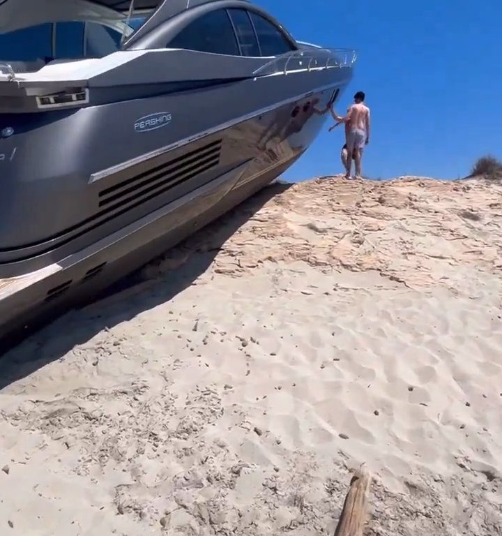 Una lancha fuera de control se estrella en una playa de Formentera y no hay heridos