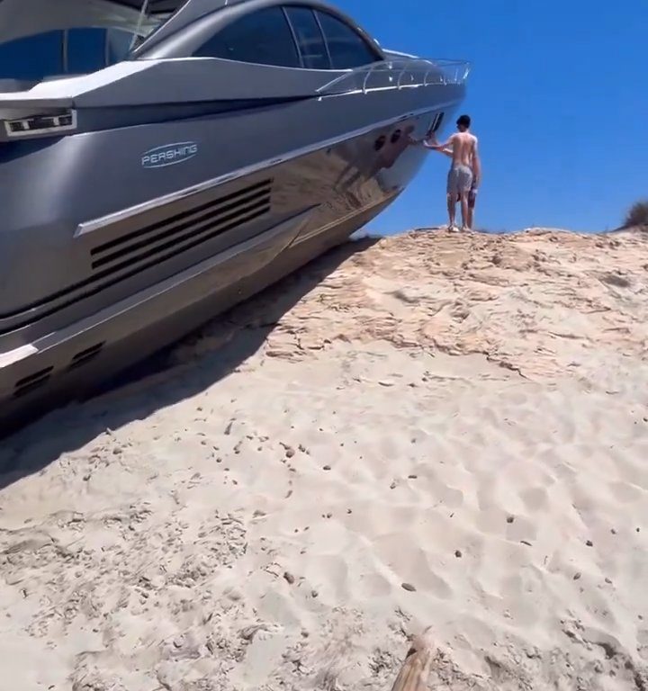 Außer Kontrolle geratenes Motorboot stürzt auf Formentera auf Strand, niemand verletzt