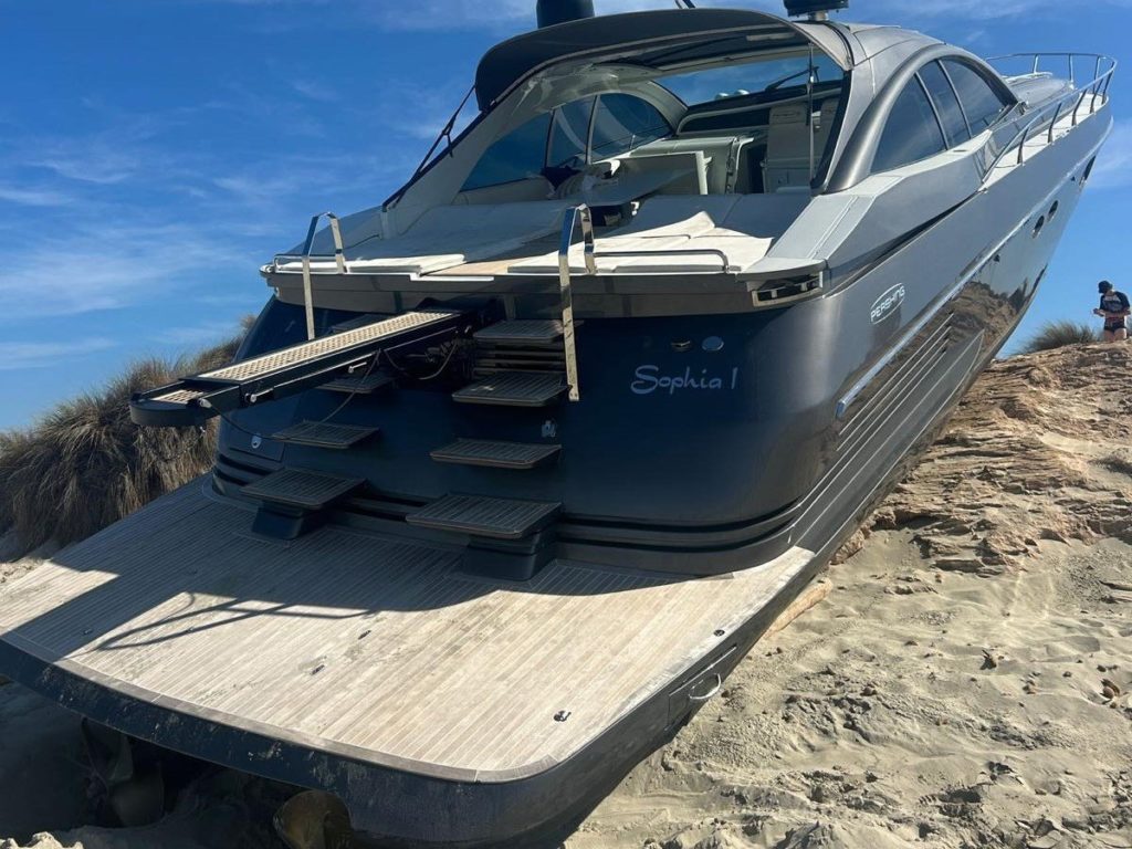 Motoscafo senza controllo si schianta su spiaggia a Formentera nessun ferito