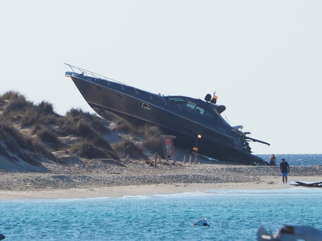 Una lancha fuera de control se estrella en una playa de Formentera y no hay heridos