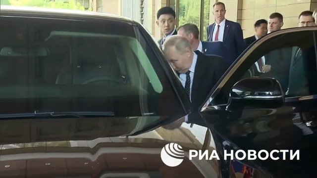 Putin le regala una limusina rusa a Kim Jong Un y lo lleva (pero su forma de conducir lo aterroriza)