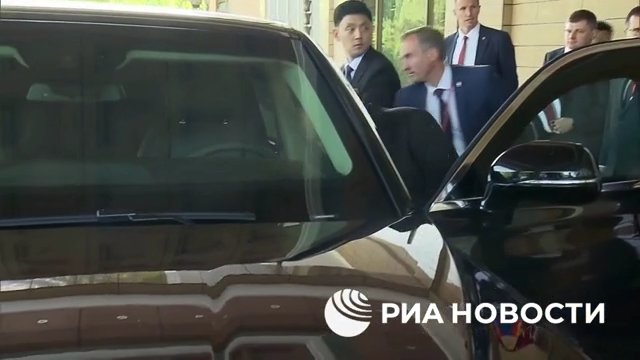 Putin le regala una limusina rusa a Kim Jong Un y lo lleva (pero su forma de conducir lo aterroriza)