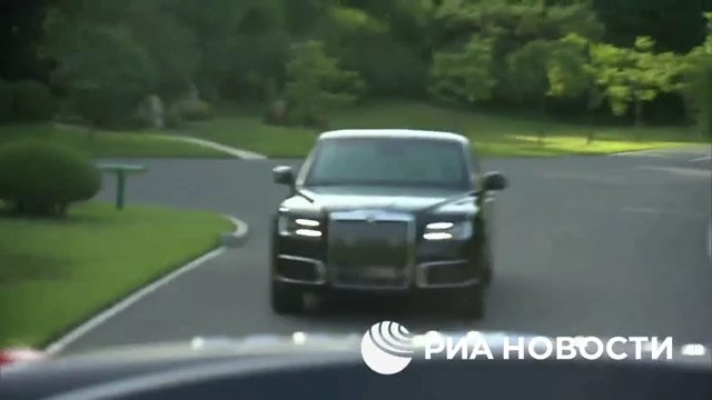 Putin schenkt Kim Jong Un eine russische Limousine und fährt ihn herum (aber sein Fahren macht ihm Angst)