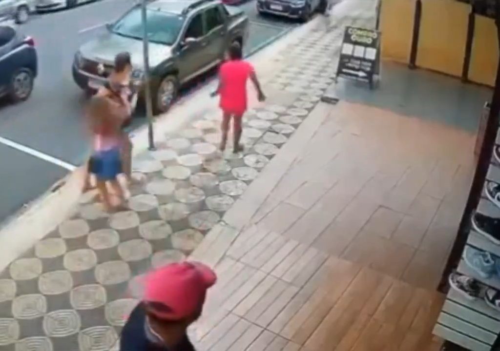 Sie schlägt ein kleines Mädchen auf der Straße und wird von einem Passanten getreten: schockierendes Video