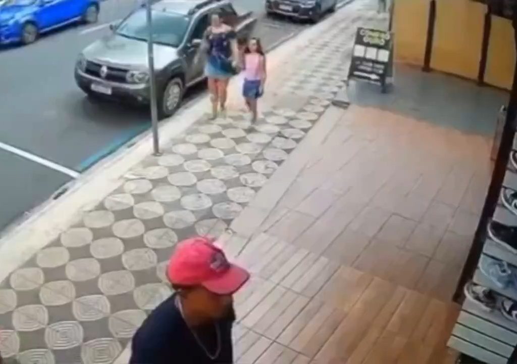 Golpea a una niña en la calle y un transeúnte la patea: impactante video