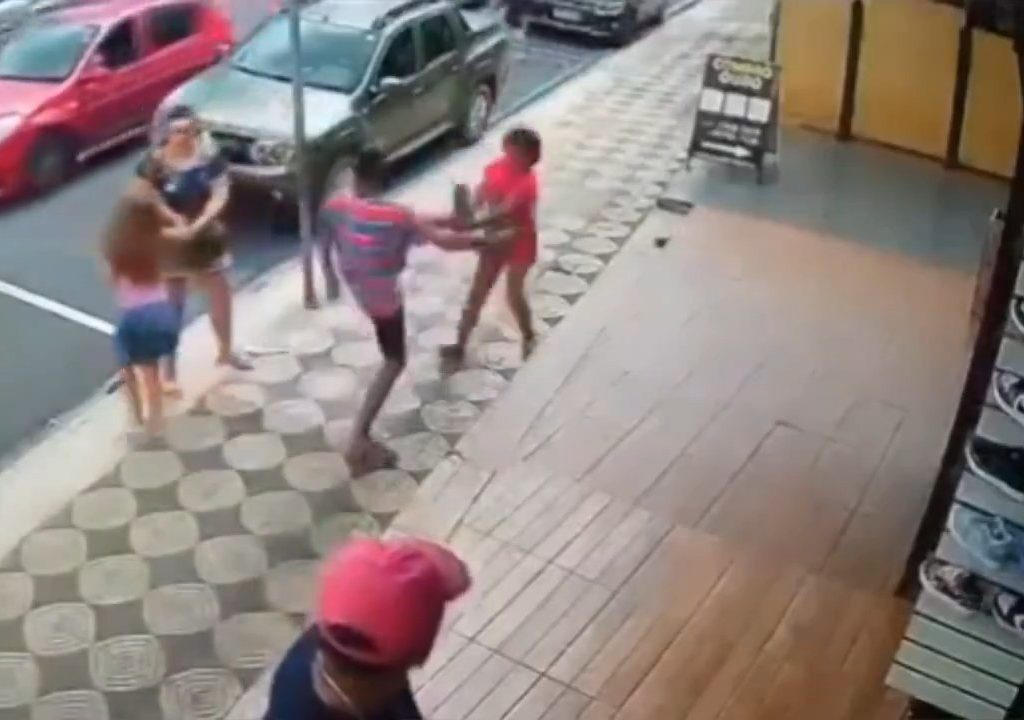 Sie schlägt ein kleines Mädchen auf der Straße und wird von einem Passanten getreten: schockierendes Video