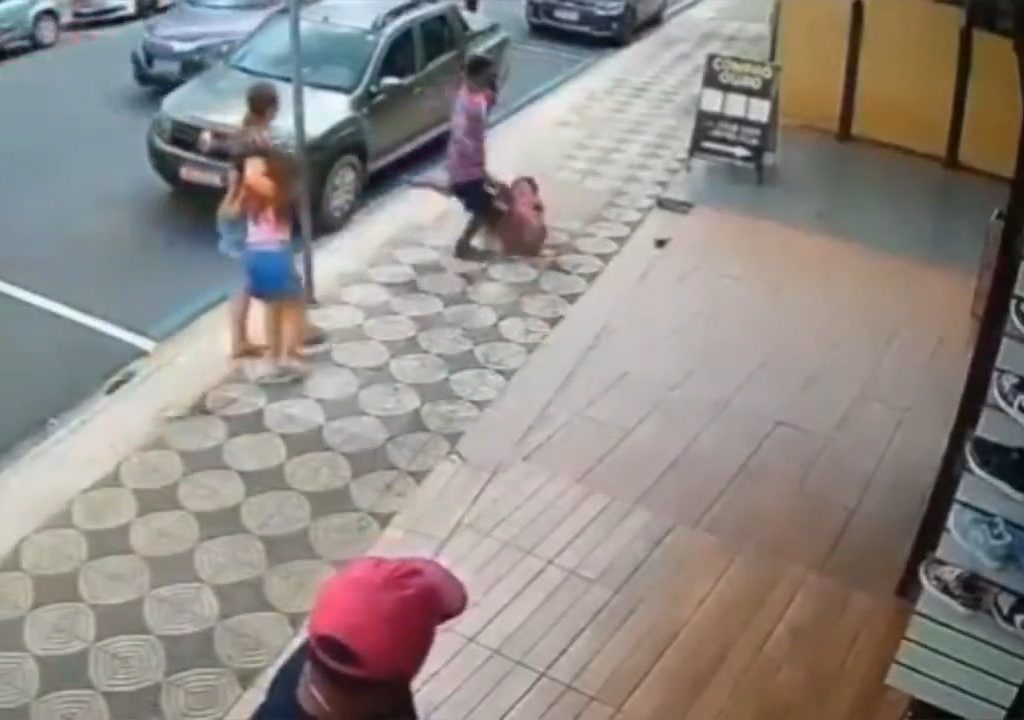 Golpea a una niña en la calle y un transeúnte la patea: impactante video